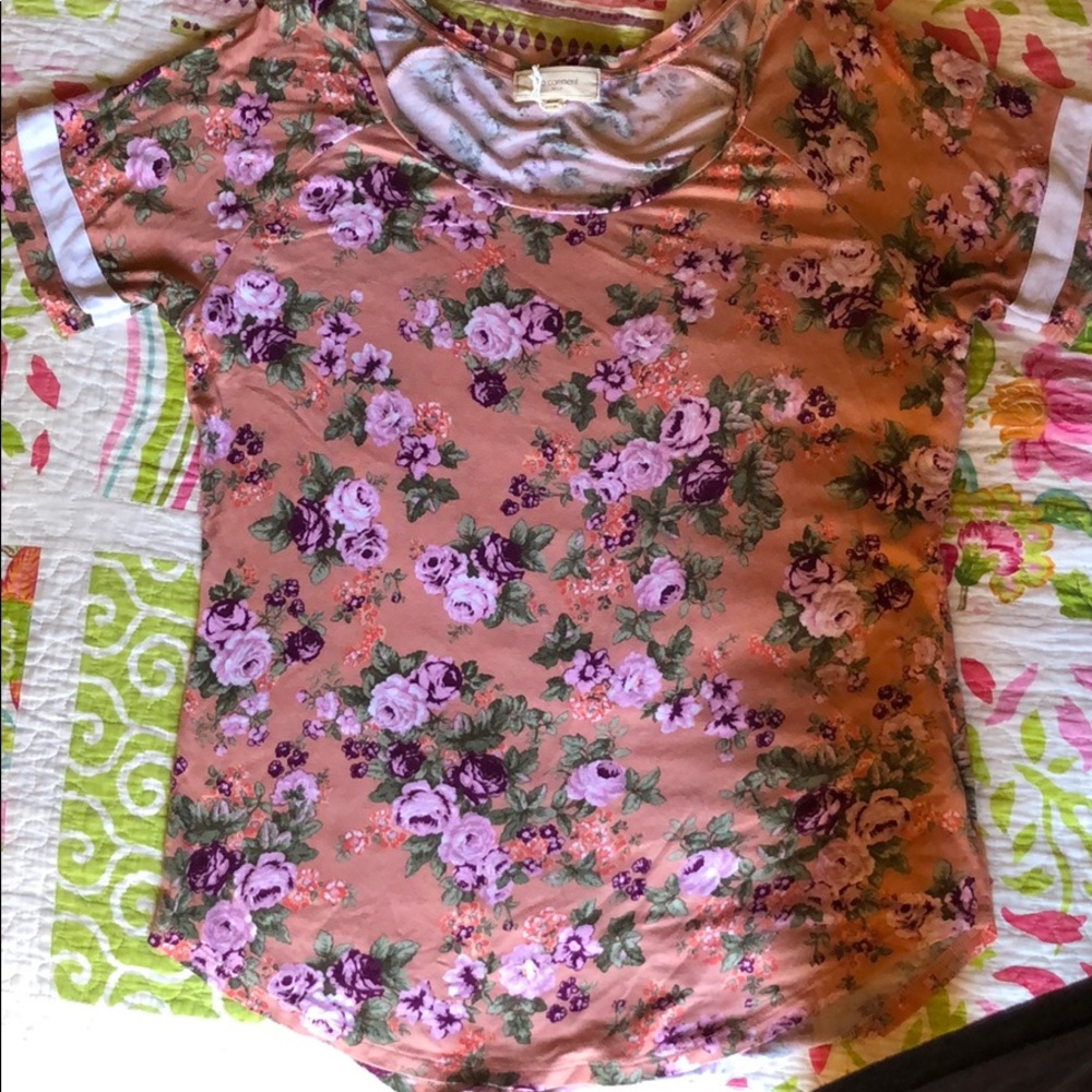 Short sleeve shirt that fits larger.